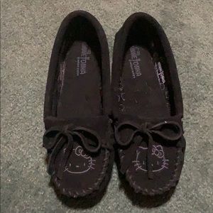 Minnetonka Girls size 5 slip on’s